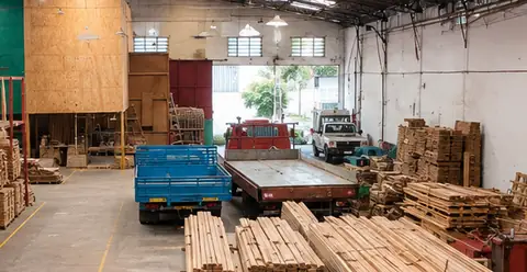 Área de carregamento com caminhões na Madeireira Walmar